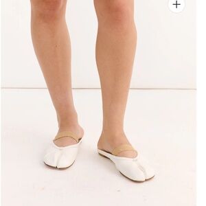 WoodchuckSato Women's White Fold Leather Tabi Mules With Beige Elastic Strap